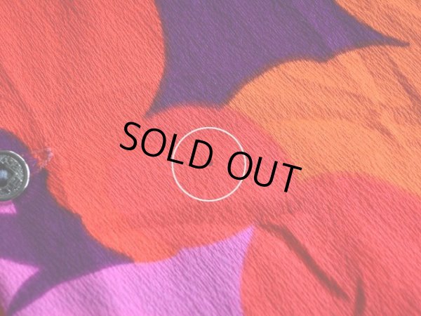 お腹付近に僅かな穴。