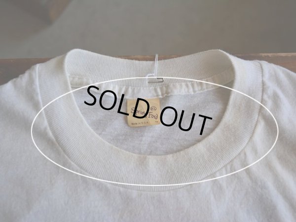 首回りに薄ら黄ばみ。