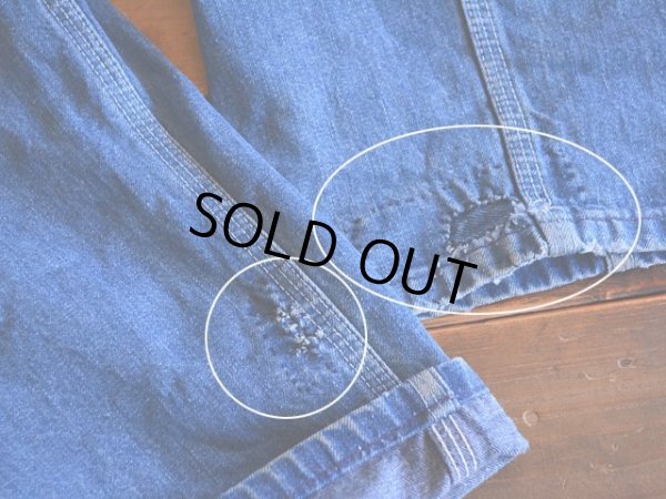 両足裾にリペア跡。