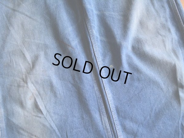 両膝付近に少々汚れ。