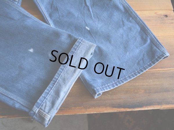 両足裾に小さなブリーチ跡のような色落ち。