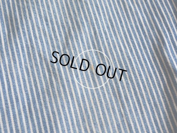 左膝に僅かな汚れ。