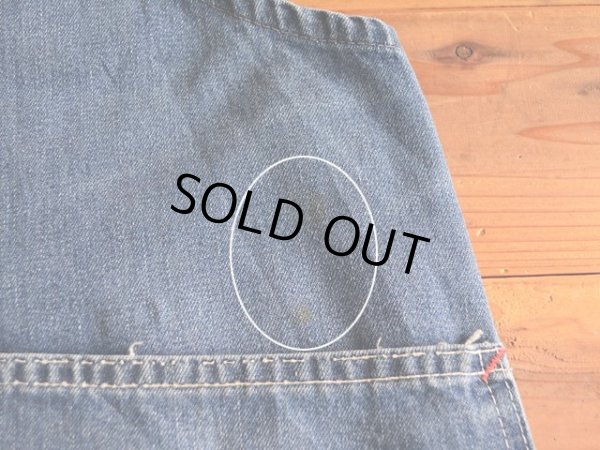 ヒップポケット右の上に少々汚れ。