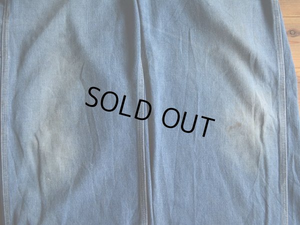 両膝付近に少々汚れ。