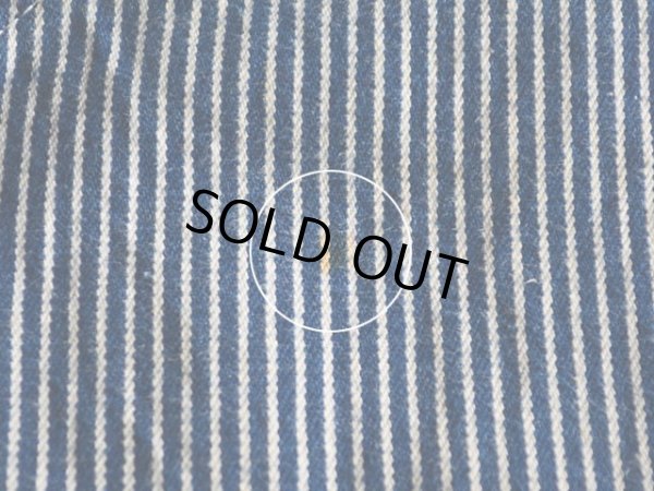 右太ももに薄ら汚れ。