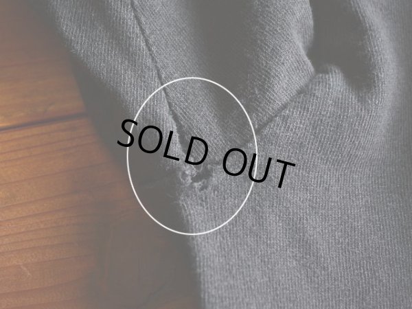 右脇下にステッチホツレによるダメージ。