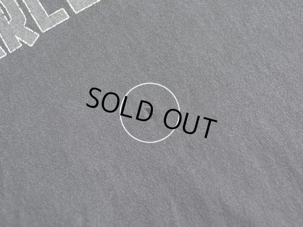 胸プリント下付近に小さなダメージ。