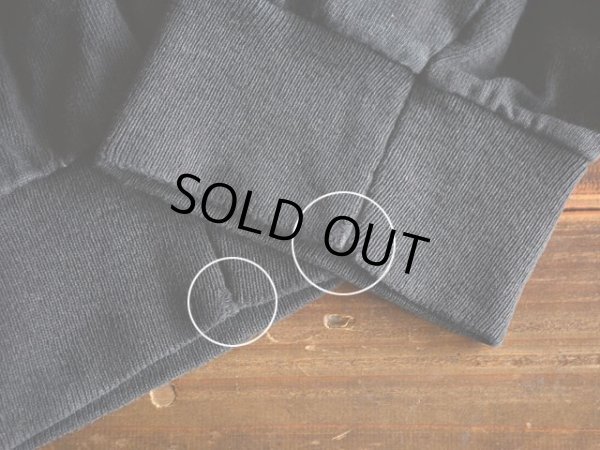 両袖口に少々ホツレ。