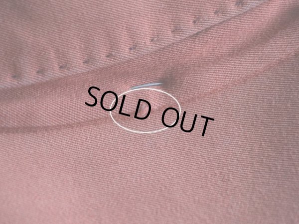 首後ろの襟付け根に僅かな傷。