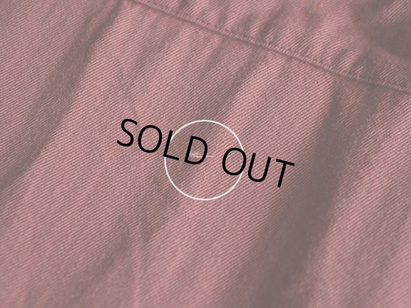 右胸ポケット下に僅かに引っ掛けたような跡。