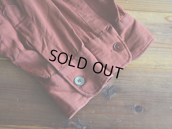 右袖カフスボタンにボタンの付け替え。