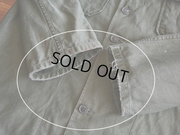 両袖口に少々ダメージ・汚れ。