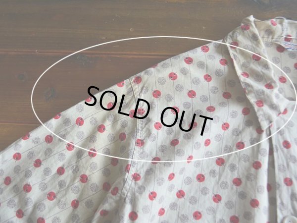 右襟から右肩にかけて薄ら日焼けのような跡。