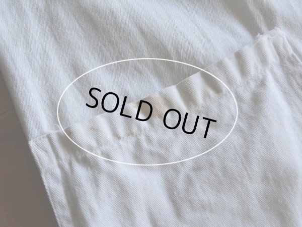 右裾ポケットに少々汚れ。