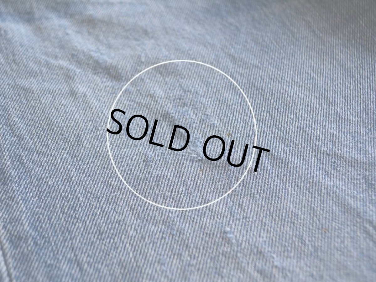 右太ももにスレによる僅かなホツレ。