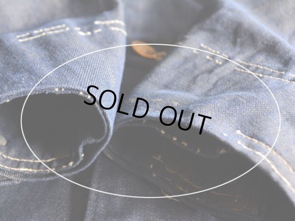 袖口にステッチホツレ。