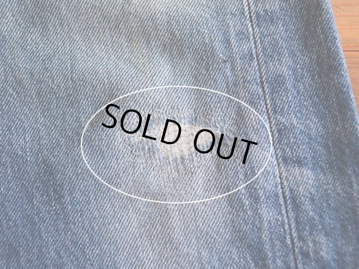 左膝にリペア跡。