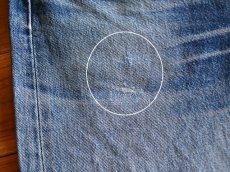 右太ももに小さなリペア跡と僅かなホツレ。