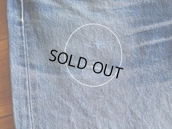 右太ももに小さなリペア跡と僅かなホツレ。