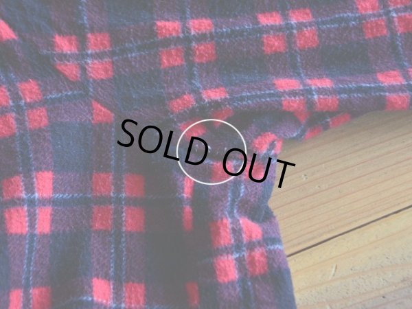 右袖付け根にステッチホツレ。