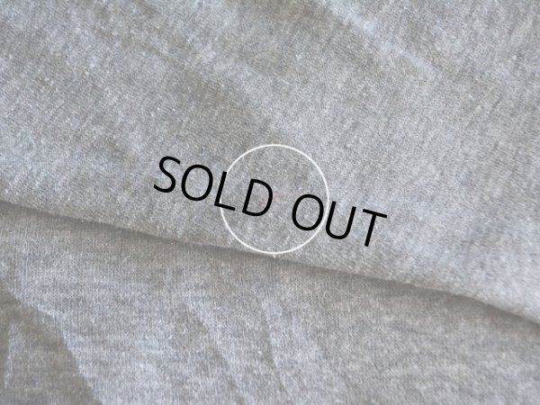 右肘付近に薄ら僅かな汚れ。