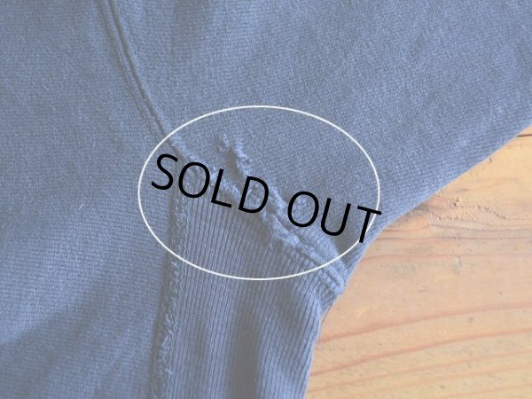 右袖付け根に少々リペア跡。