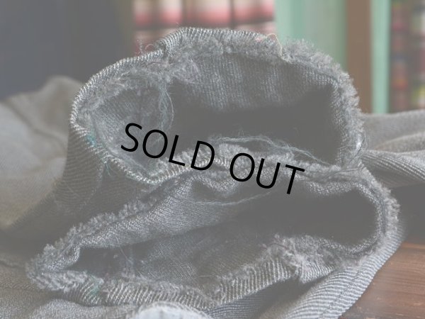 袖口にホツレ。