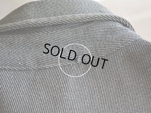 バック襟付け根に小さなダメージ。