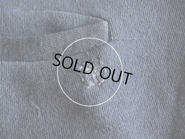 左裾付近にリペア跡。