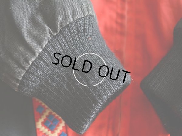 右袖リブに僅かなホツレ。