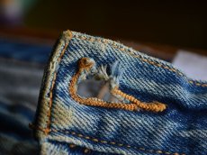 トップボタンボタンホールに僅かなダメージ。