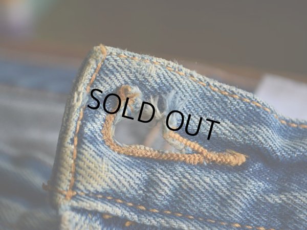 トップボタンボタンホールに僅かなダメージ。