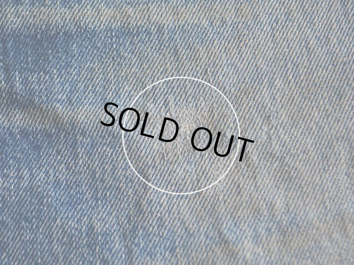 左太ももに小さなリペア跡。