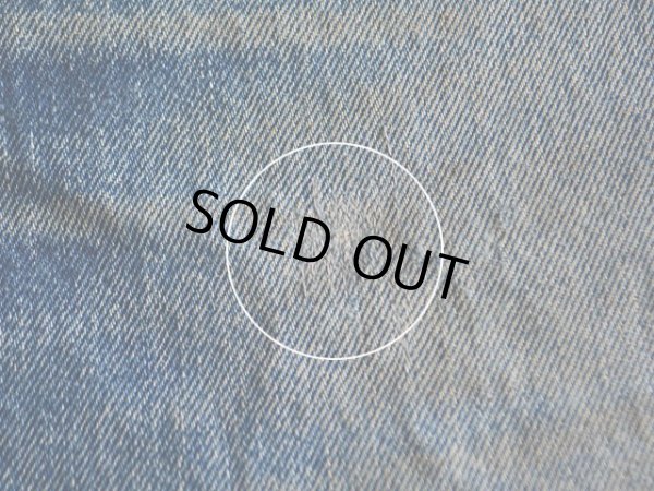 左太ももに小さなリペア跡。