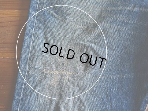 右太ももにリペア跡。