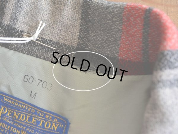 裏地付け根に僅かなホツレ。