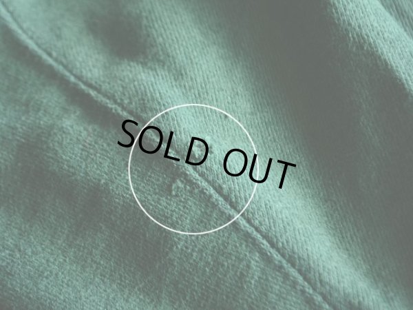 右袖に僅かなダメージ。