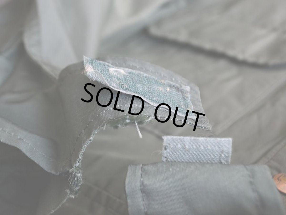 袖口のベルクロテープにステッチホツレ。