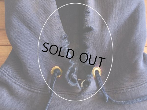 フードにダメージ。