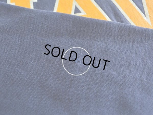 右袖肘付近に僅かなダメージ。