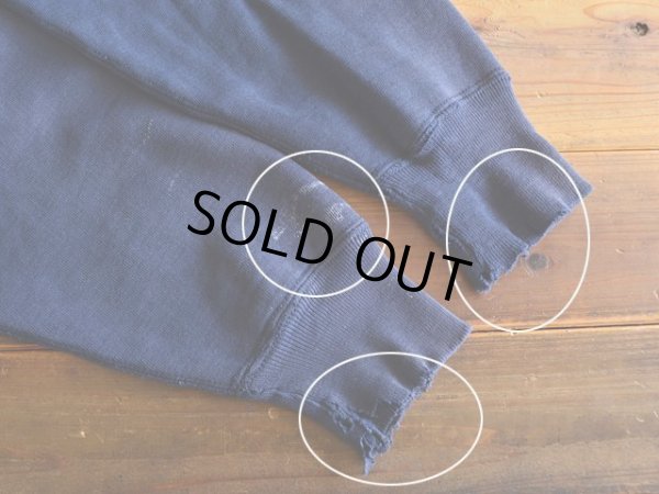 袖口に少々汚れと袖リブに多少のダメージ。