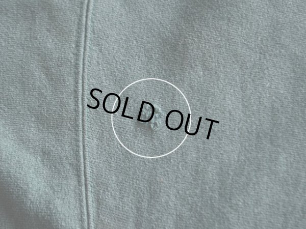 左袖付け根に小さなダメージ。