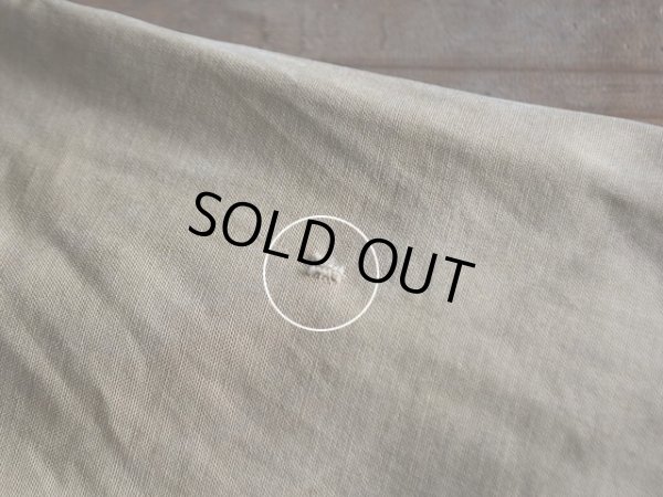 左袖に小さなダメージ。