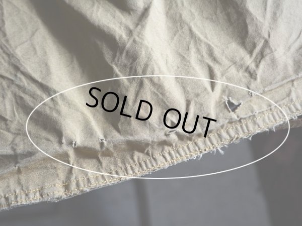 裾裏面に小さなダメージ。