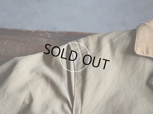 右肩に僅かな汚れ。