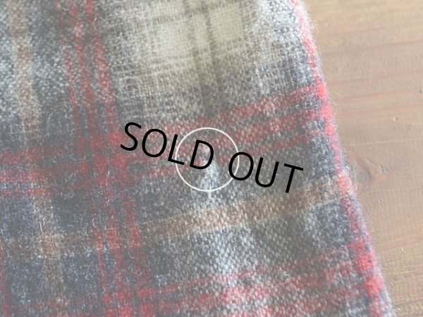 バック右裾サイド付近に小さな虫食い。