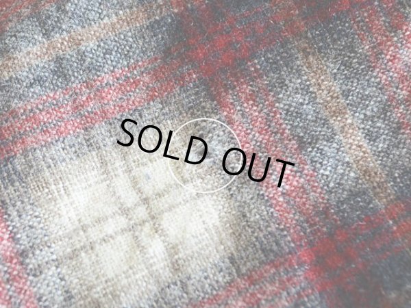 左袖二の腕付近に小さな虫食い。