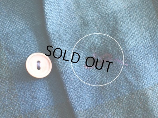 第3ボタンに付け替えとボタンホールに少々ホツレ。