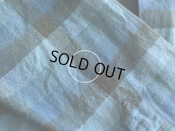 右肘付近に小さな虫食いダメージ。