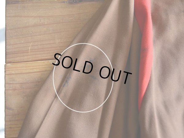 左袖肩から二の腕付近に汚れ。